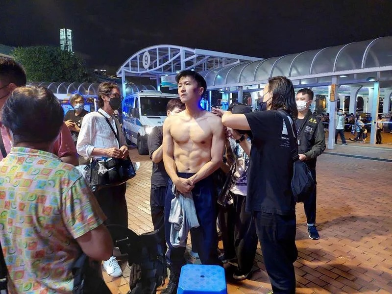 谢霆锋裸秀巨胸+6腹肌 　网赞：羡慕王菲