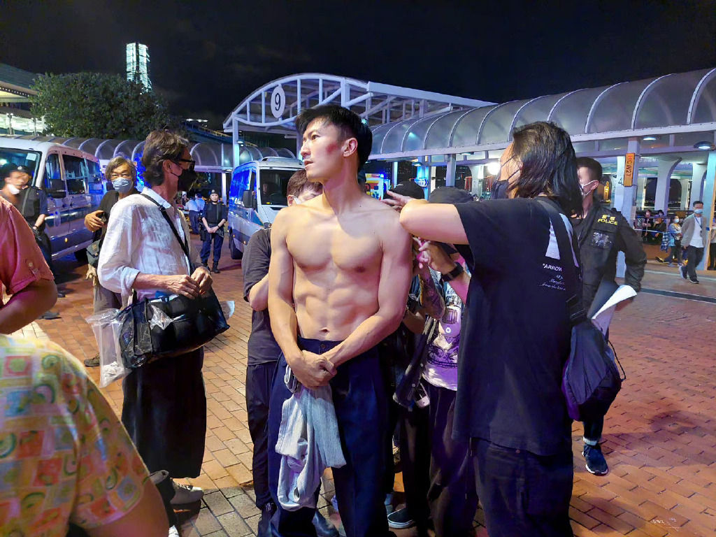 谢霆锋裸秀巨胸+6腹肌 　网赞：羡慕王菲