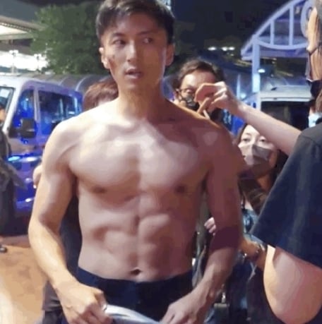 谢霆锋裸秀巨胸+6腹肌 网赞:羡慕王菲