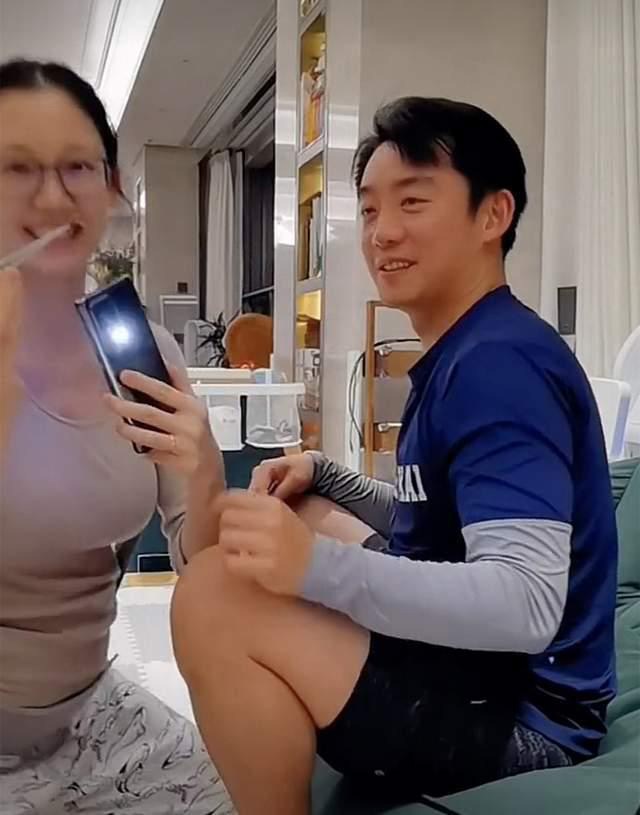 郑恺鱼刺卡喉折腾1天1夜  老婆1招秒帮夹出