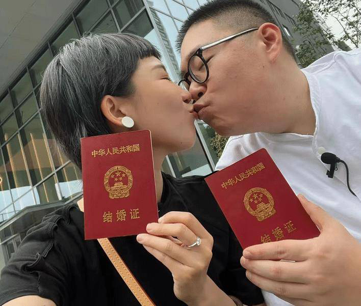 郝劭文520领证 甜晒结婚证嘟嘴吻爱妻