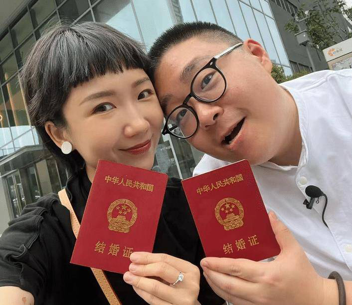 郝劭文520领证 甜晒结婚证嘟嘴吻爱妻