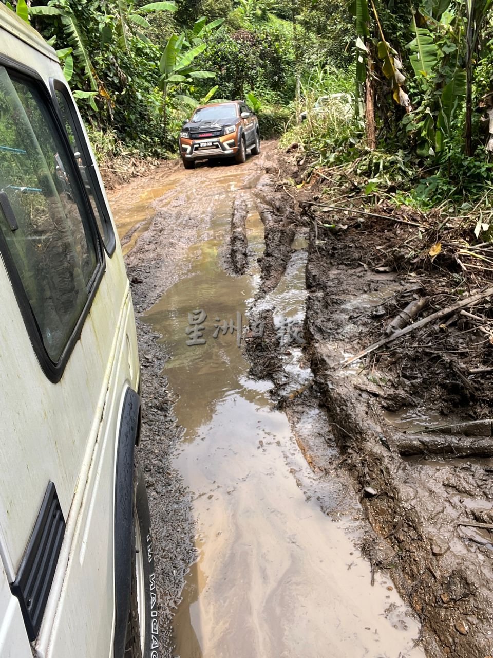 都赖路第二桥关闭替代路 园坵路泥泞积水难行