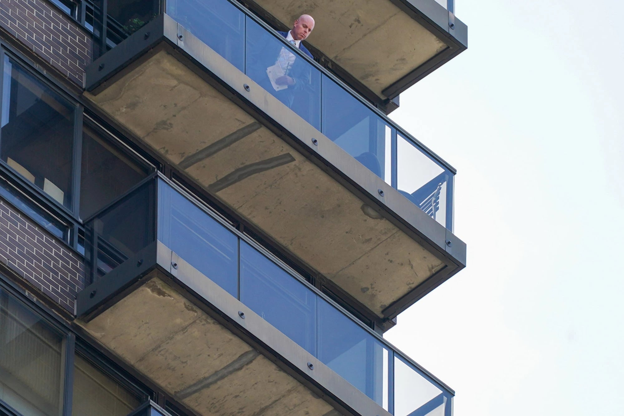 金融家看屋突要看阳台 32楼跃下当场身亡