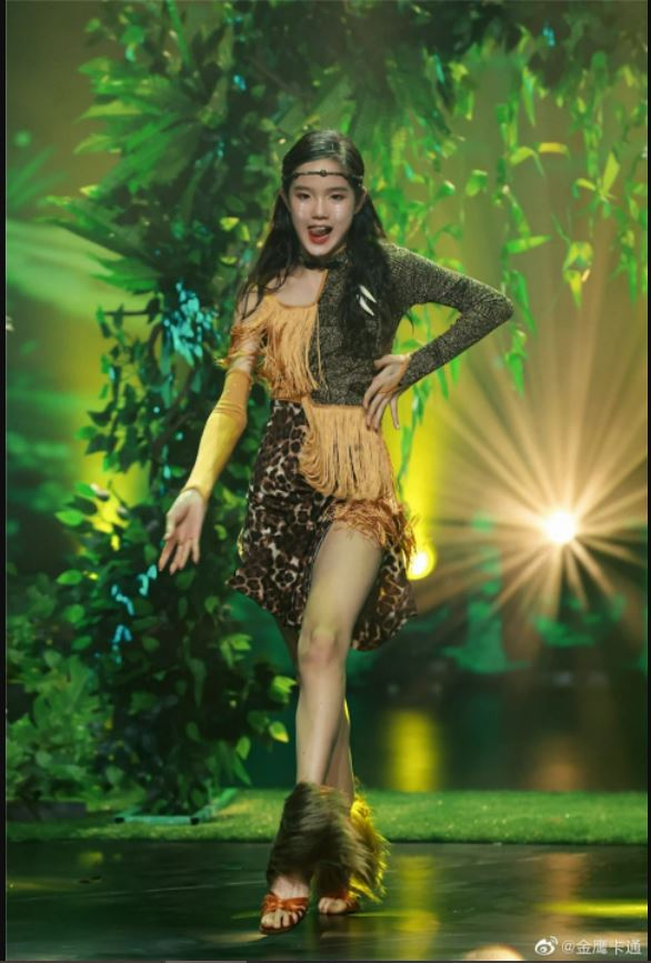 锺丽缇二女不满被指割双眼皮 拍影片大骂网民:你脑子有点问题