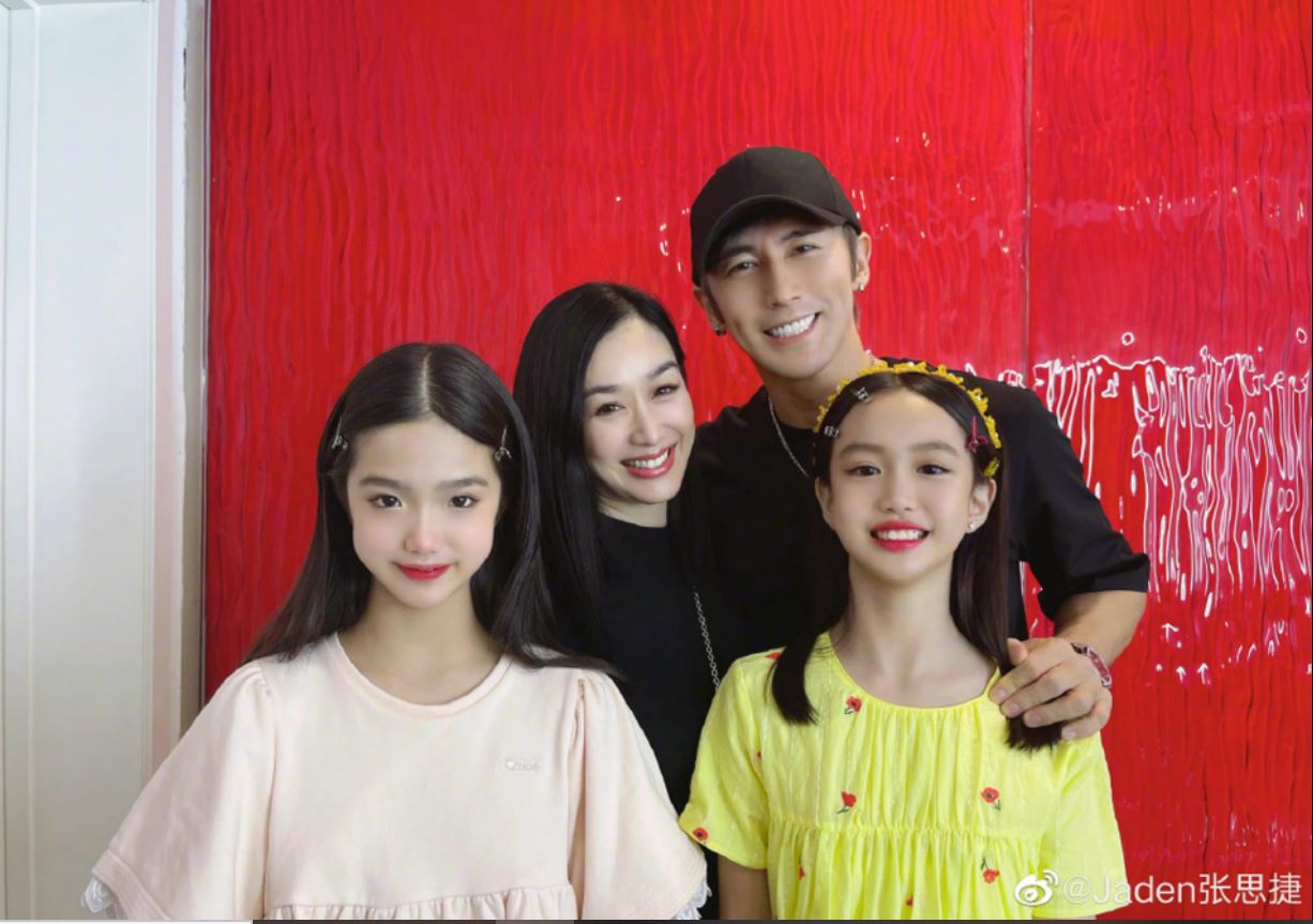 锺丽缇二女不满被指割双眼皮 拍影片大骂网民:你脑子有点问题