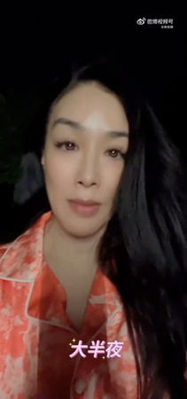  锺丽缇深夜一身红玩滑板 挨批扰民：晚上别吓人