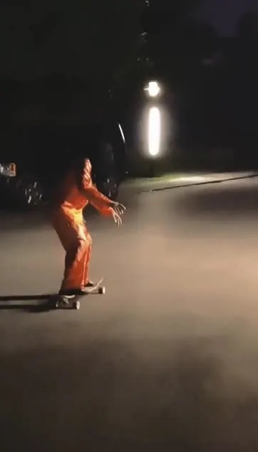  锺丽缇深夜一身红玩滑板 挨批扰民：晚上别吓人