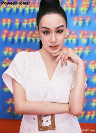  锺丽缇深夜一身红玩滑板 挨批扰民：晚上别吓人