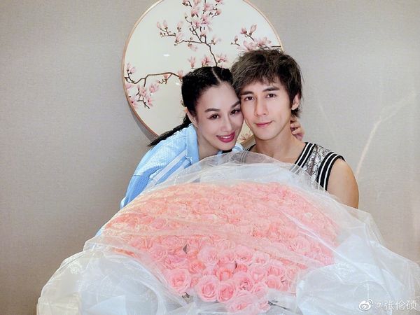  锺丽缇深夜一身红玩滑板 挨批扰民：晚上别吓人