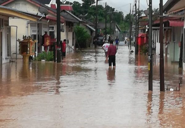 长命雨加山洪暴发 美罗多个住宅区闪电水灾
