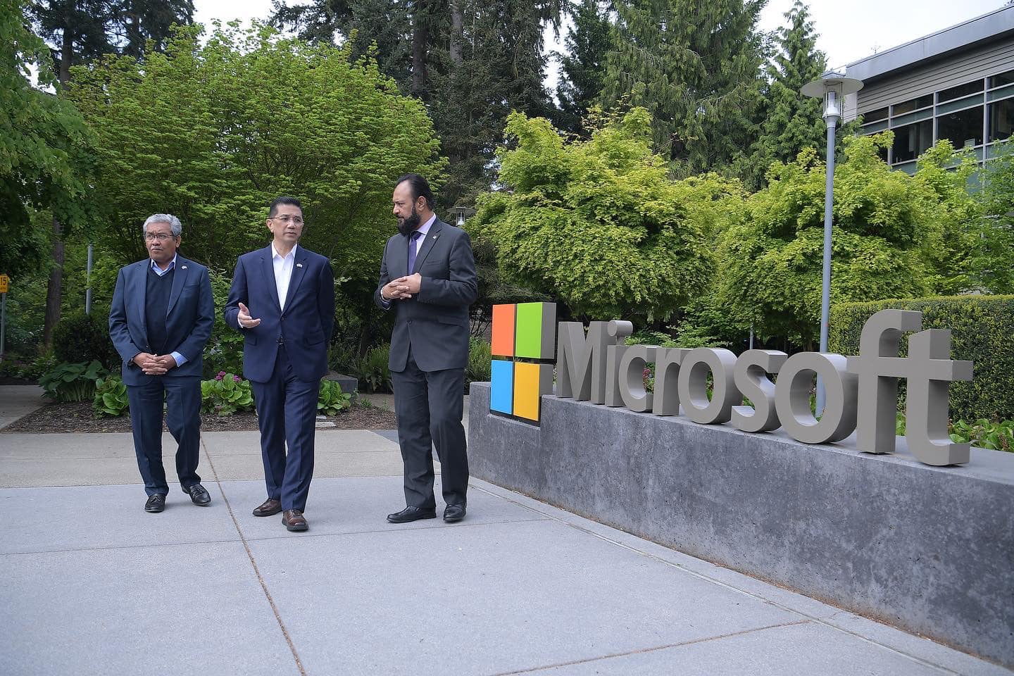 阿兹敏与微软会谈