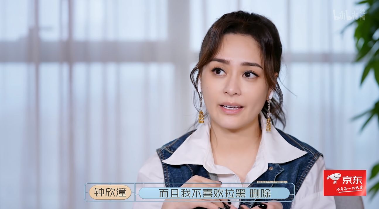 阿娇朋友圈不删前男友 直认放屁影响亲密关