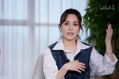 阿娇朋友圈不删前男友 直认放屁影响亲密关