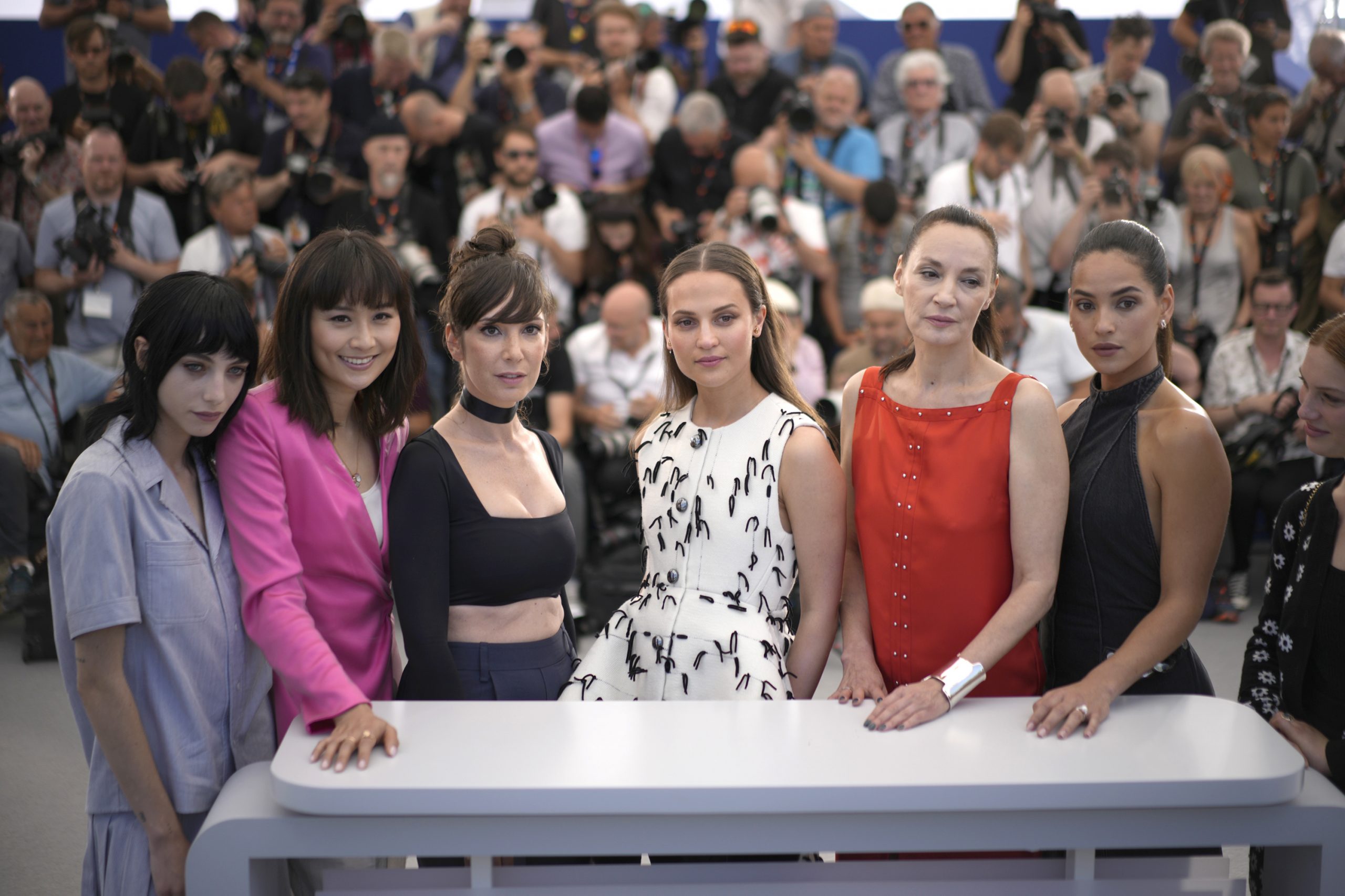 陈法拉一身干练套装现身康城造势 《迷离劫》首版预告不见影	