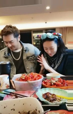 陈浩民夫妻吃小龙虾“只闻味道” 挨轰浪费反呛:多管闲事