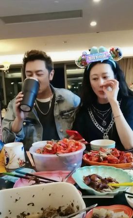 陈浩民夫妻吃小龙虾“只闻味道” 挨轰浪费反呛:多管闲事