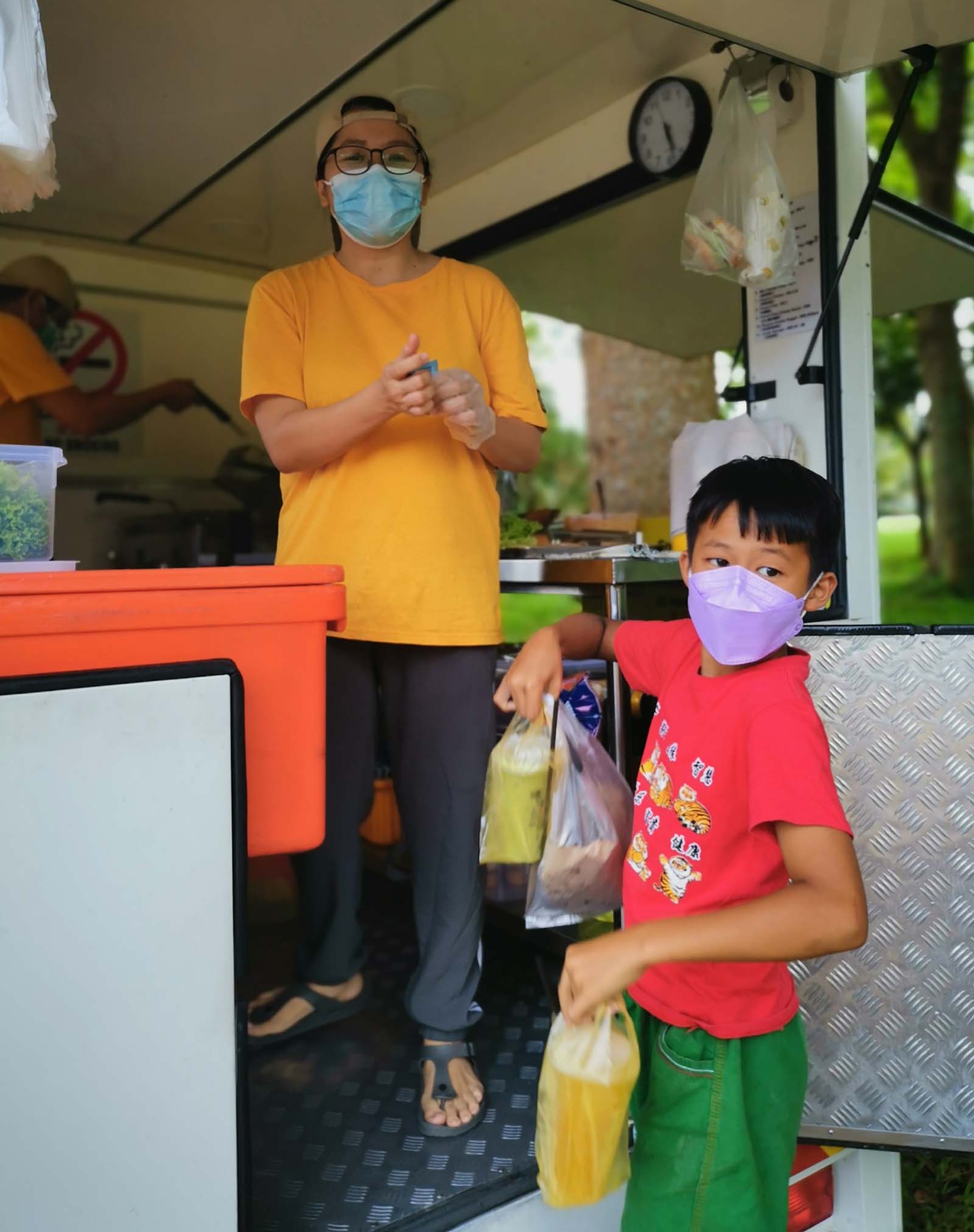 霹:5月6日见报/封底主文/【餐车趴趴走】年轻夫妇情侣装餐车