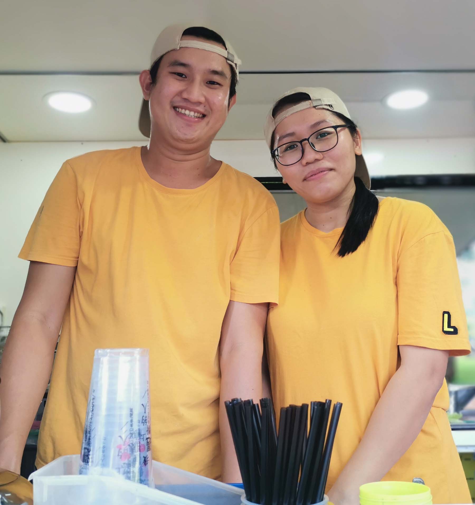霹：5月6日见报／封底主文／【餐车趴趴走】年轻夫妇情侣装餐车