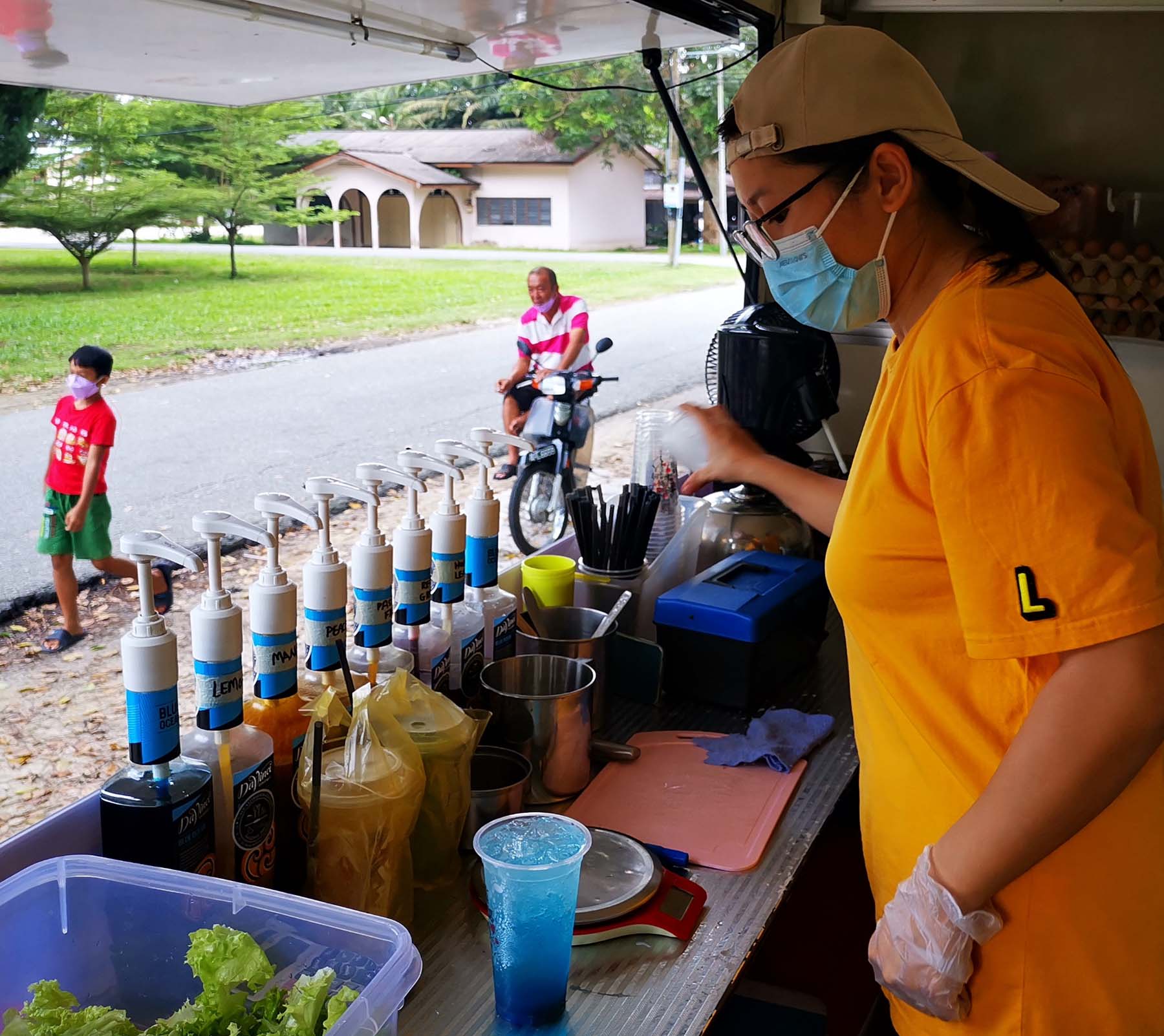霹:5月6日见报/封底主文/【餐车趴趴走】年轻夫妇情侣装餐车