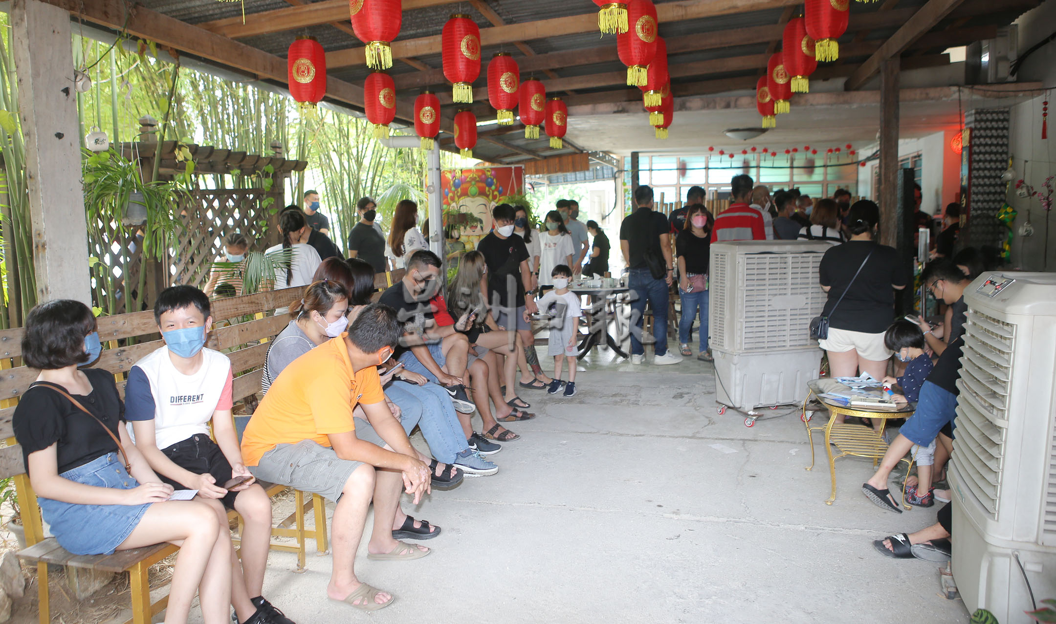 霹:封面主文/食肆疫情以来最热爆 游客排队一两个小时也要吃!