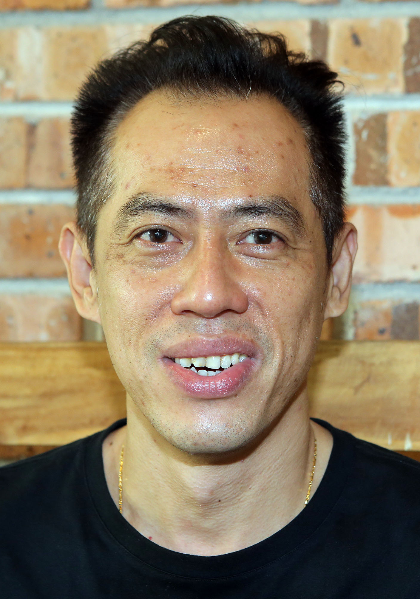 霹:封面主文/食肆疫情以来最热爆 游客排队一两个小时也要吃!