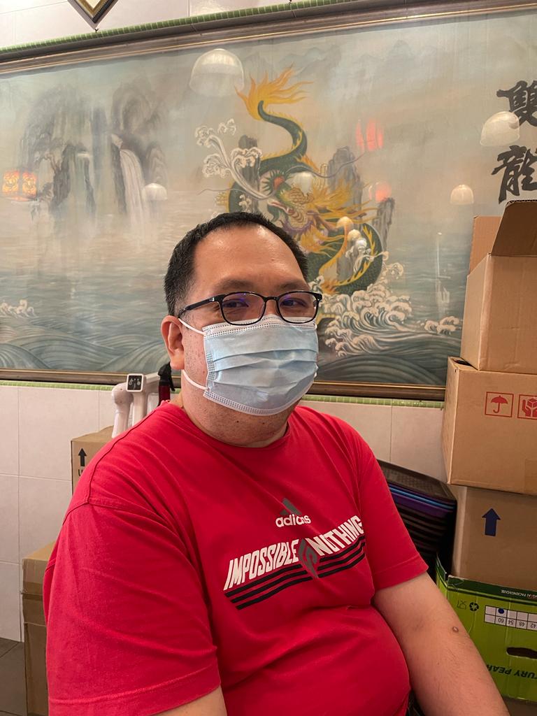 霹:封面主文/食肆疫情以来最热爆 游客排队一两个小时也要吃!