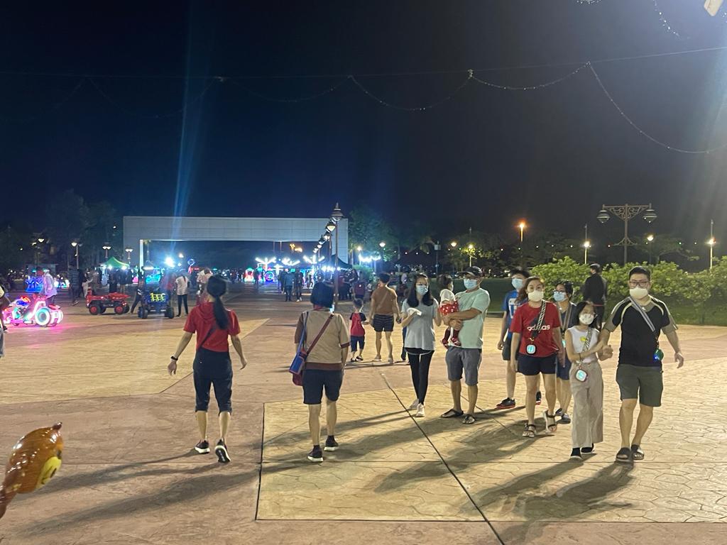 霹：第二版头／旅游区 夜游景点人潮多  大多民众户外仍戴口罩