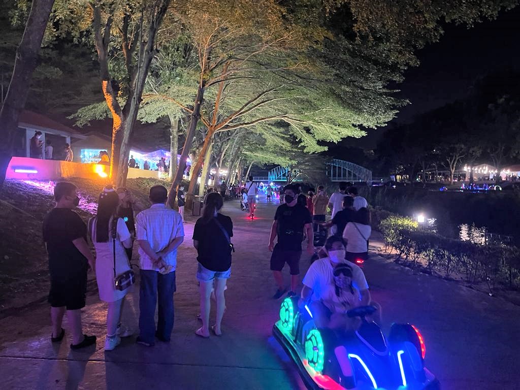 霹:第二版头/旅游区 夜游景点人潮多 大多民众户外仍戴口罩