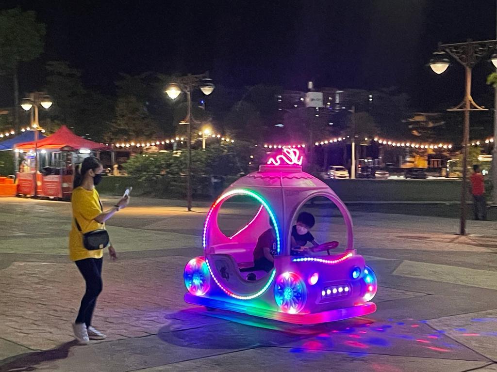 霹:第二版头/旅游区 夜游景点人潮多 大多民众户外仍戴口罩