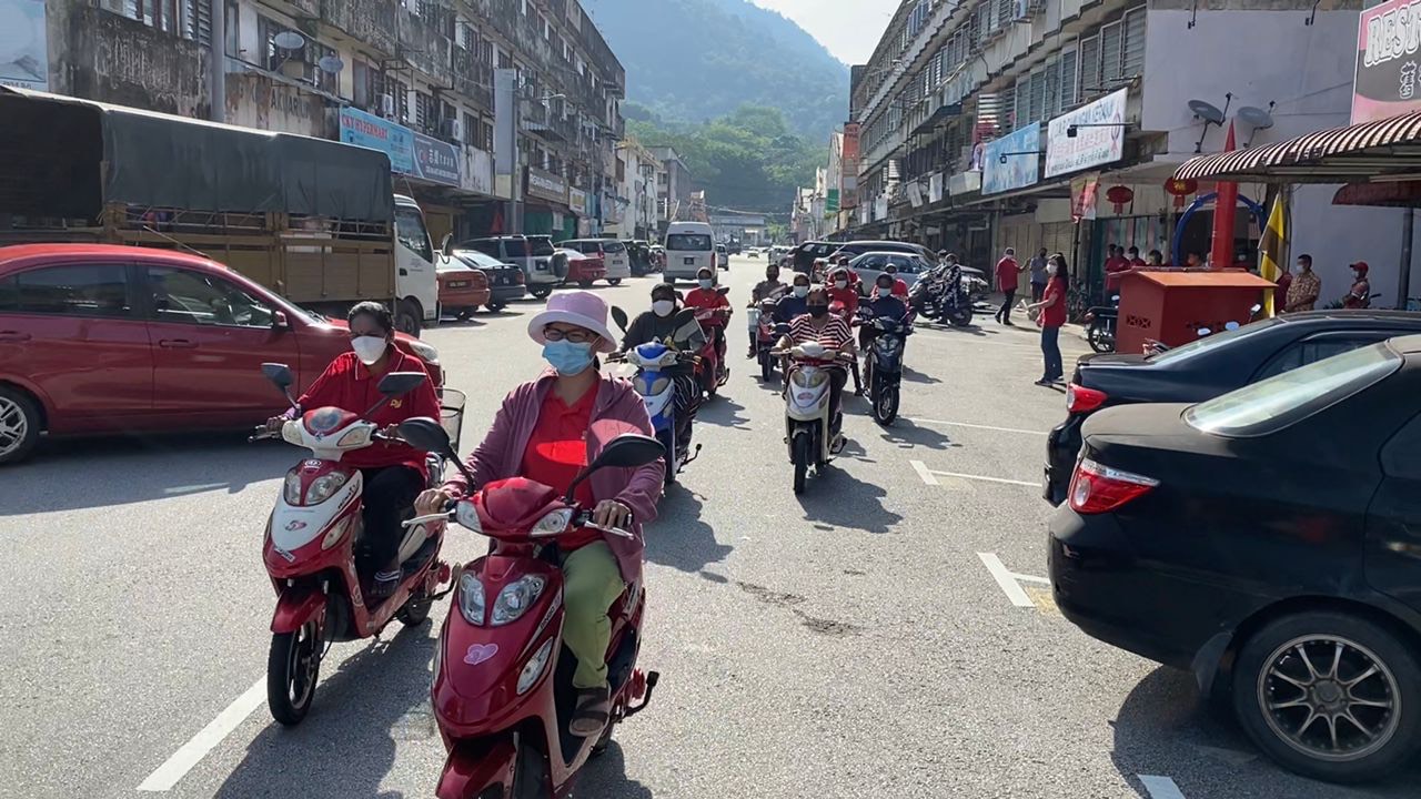 霹:金宝电动脚车骑士不满禁令鸣笛抗议 . 张哲敏发起反对禁止电动脚车签名运动