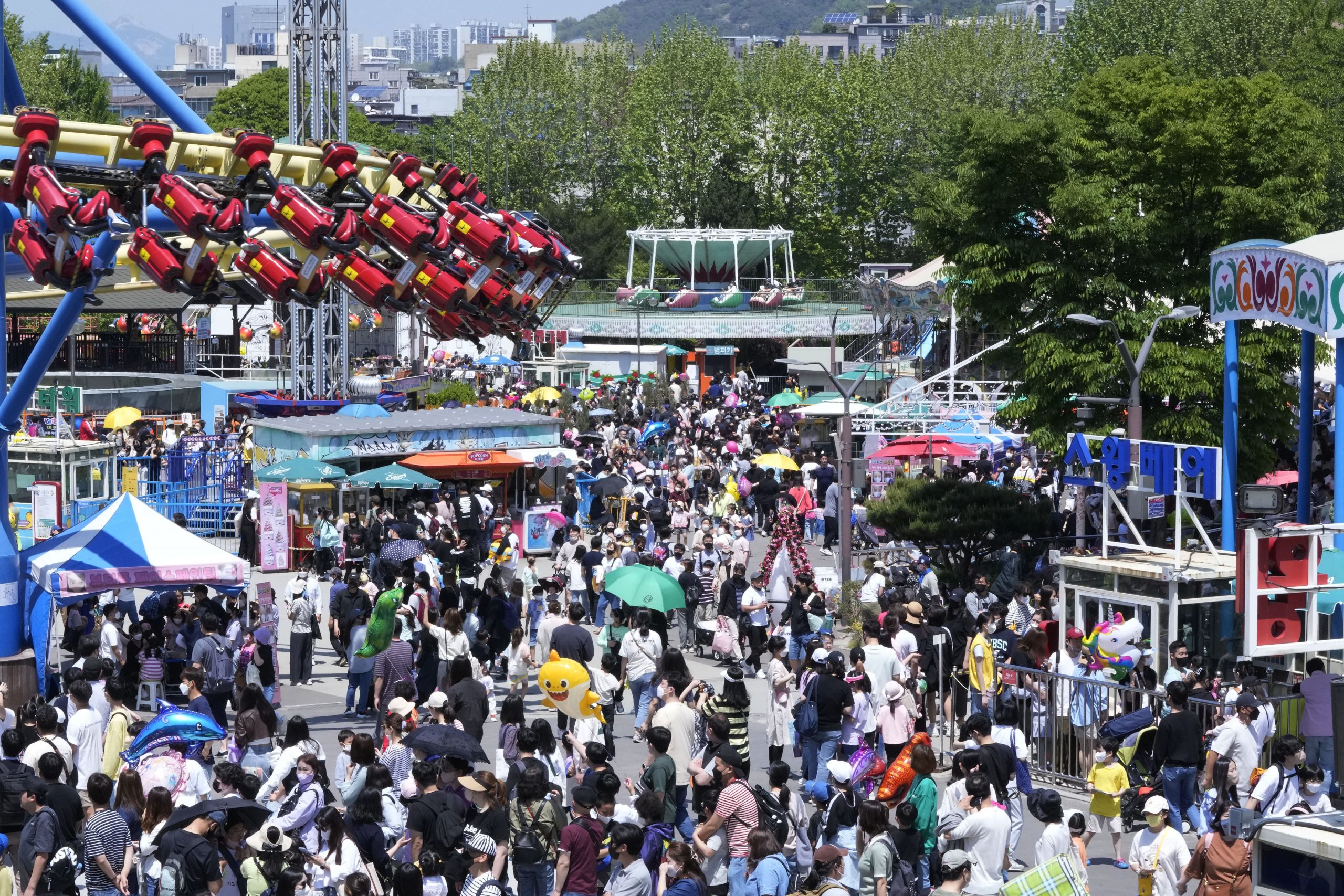 韩国口罩松绑 儿童节假期出现“报复性出游”