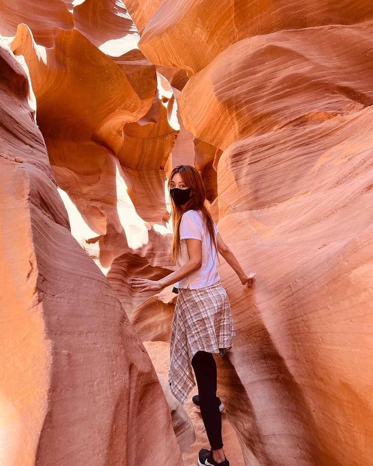 韩艺瑟带小男友游羚羊谷 一个动作挨轰丢人  ​