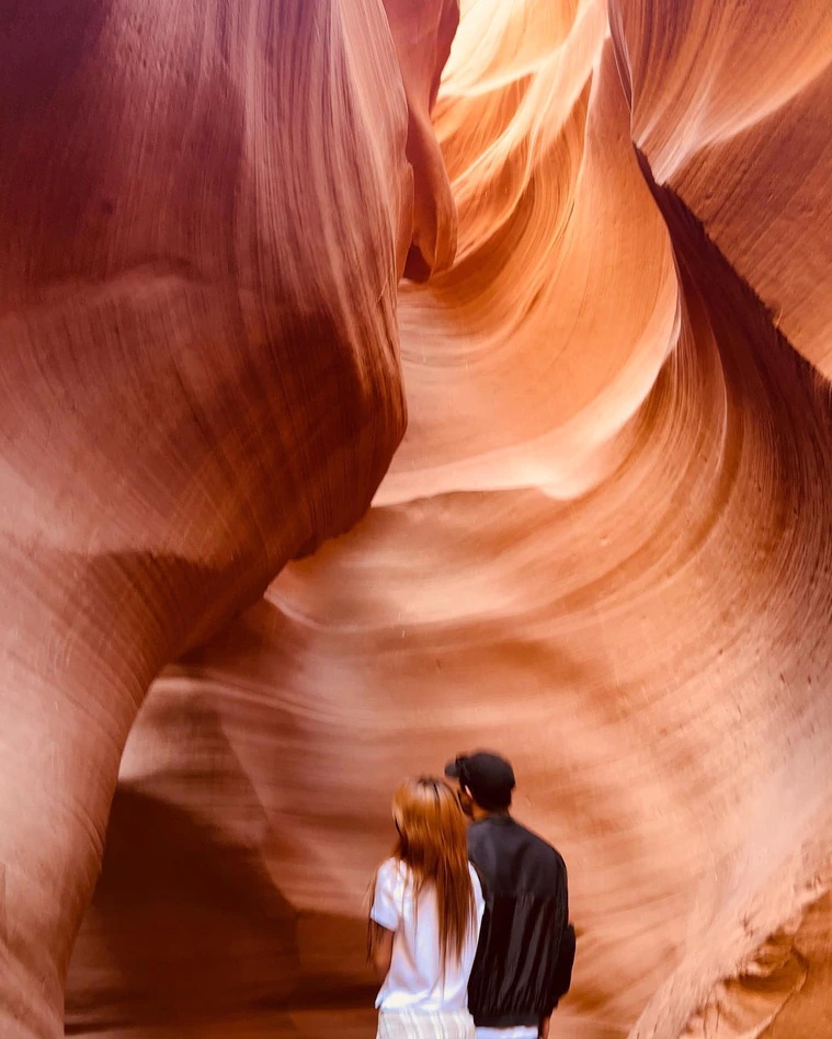 韩艺瑟带小男友游羚羊谷 一个动作挨轰丢人  ​