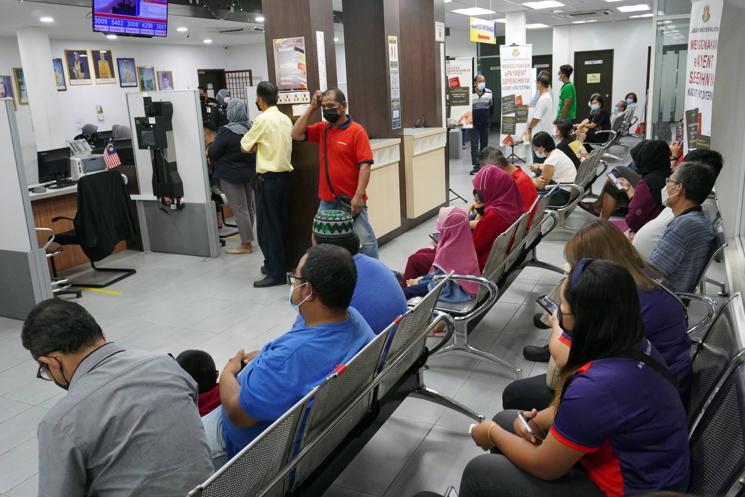 马泰边境开放，申请更新边境通行证人数显增，公众涌往加央UTC办理