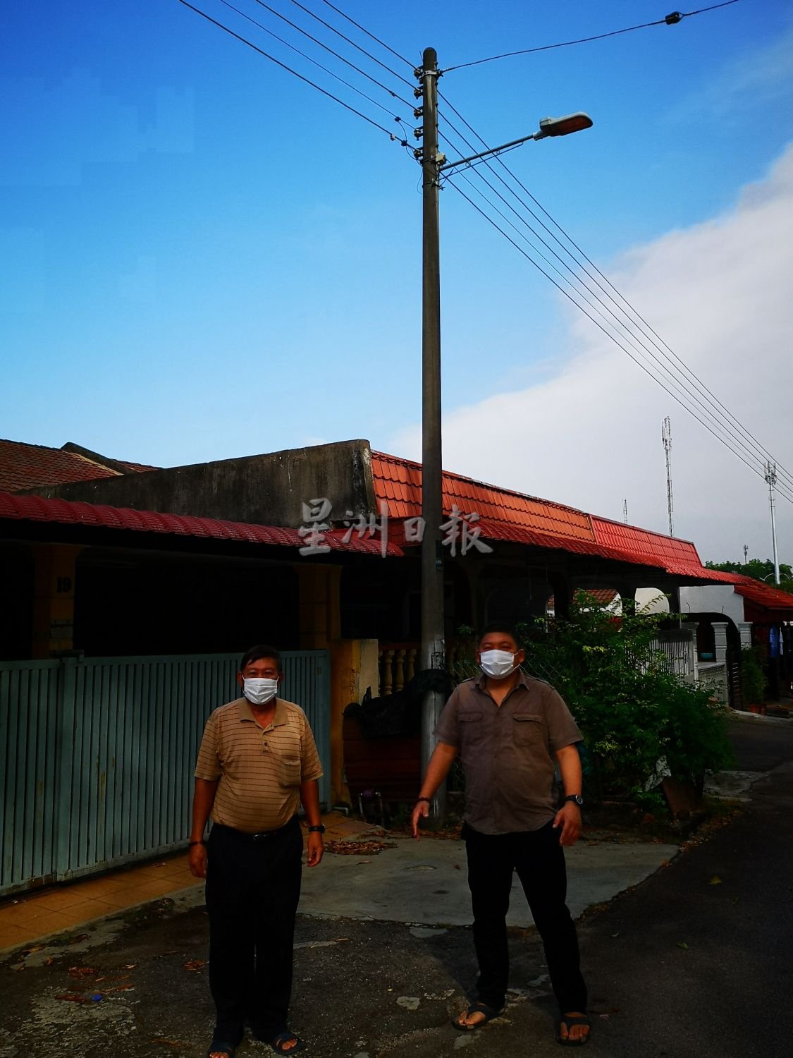 (古城封面主文)柏淡再也第一期花园电缆没塑料护套恐触电,威胁公众安全