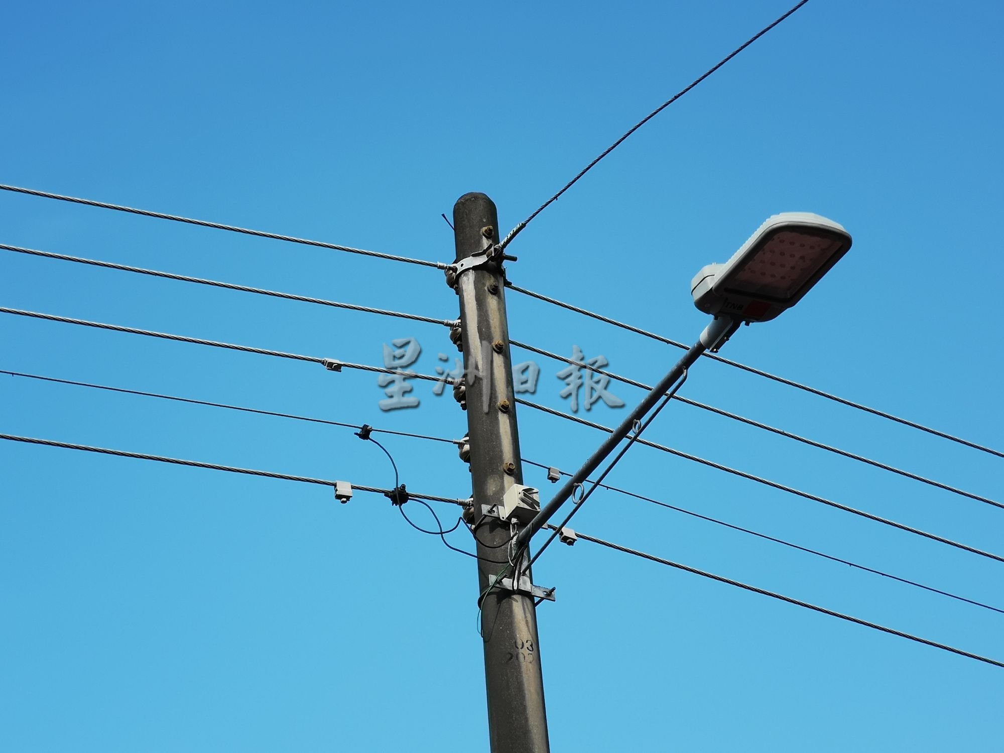 (古城封面主文)柏淡再也第一期花园电缆没塑料护套恐触电,威胁公众安全