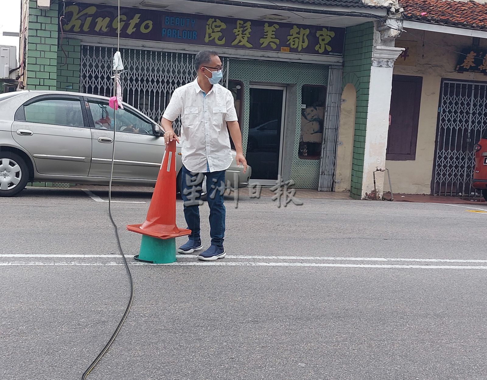 （古城封面副文）光纤电缆被大型车辆勾倒