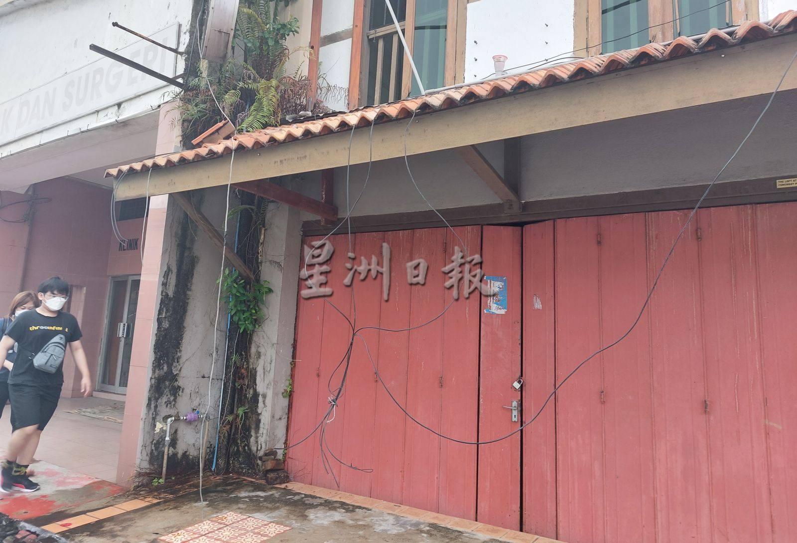 （古城封面副文）光纤电缆被大型车辆勾倒