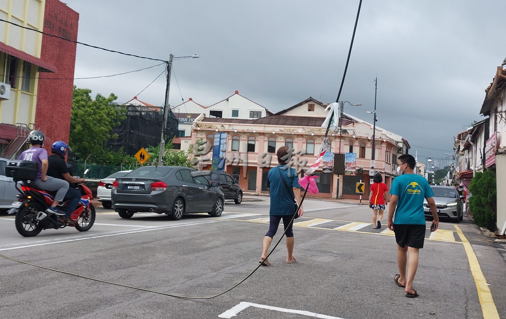 （古城封面副文）光纤电缆被大型车辆勾倒