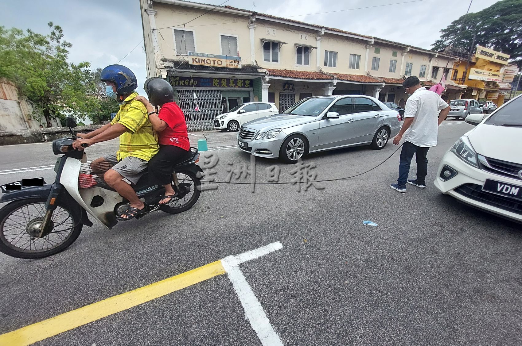 （古城封面副文）光纤电缆被大型车辆勾倒