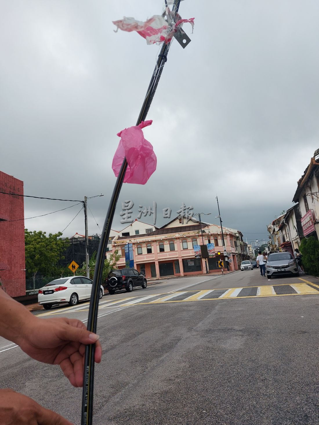 （古城封面副文）光纤电缆被大型车辆勾倒