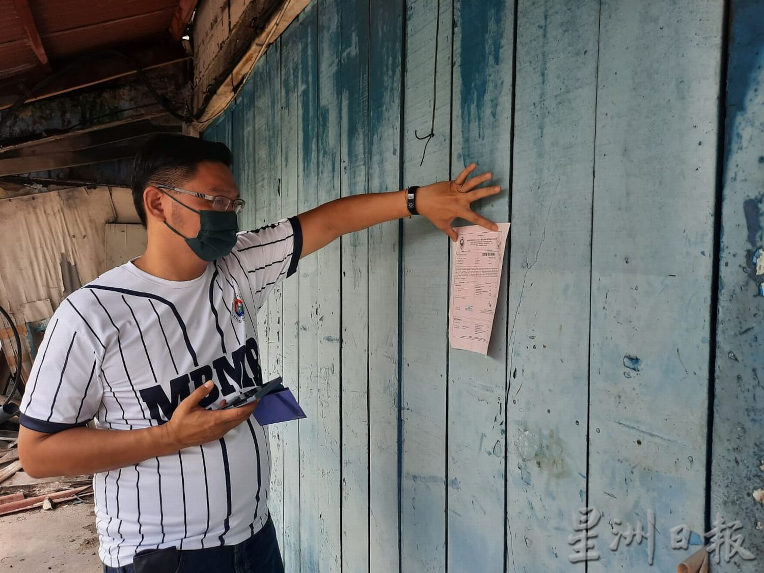 (古城封面副文)怡力老屋屋顶坍塌,屋檐窗口摇摇欲坠