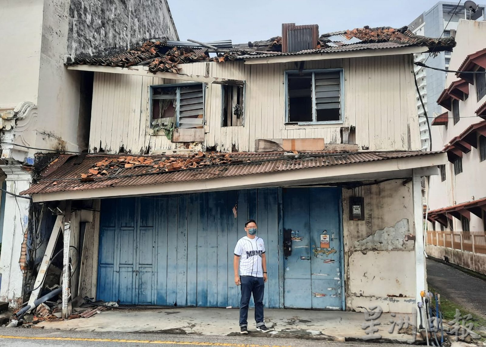 (古城封面副文)怡力老屋屋顶坍塌,屋檐窗口摇摇欲坠