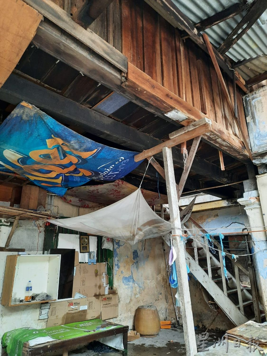 （古城封面副文）怡力老屋屋顶坍塌，屋檐窗口摇摇欲坠