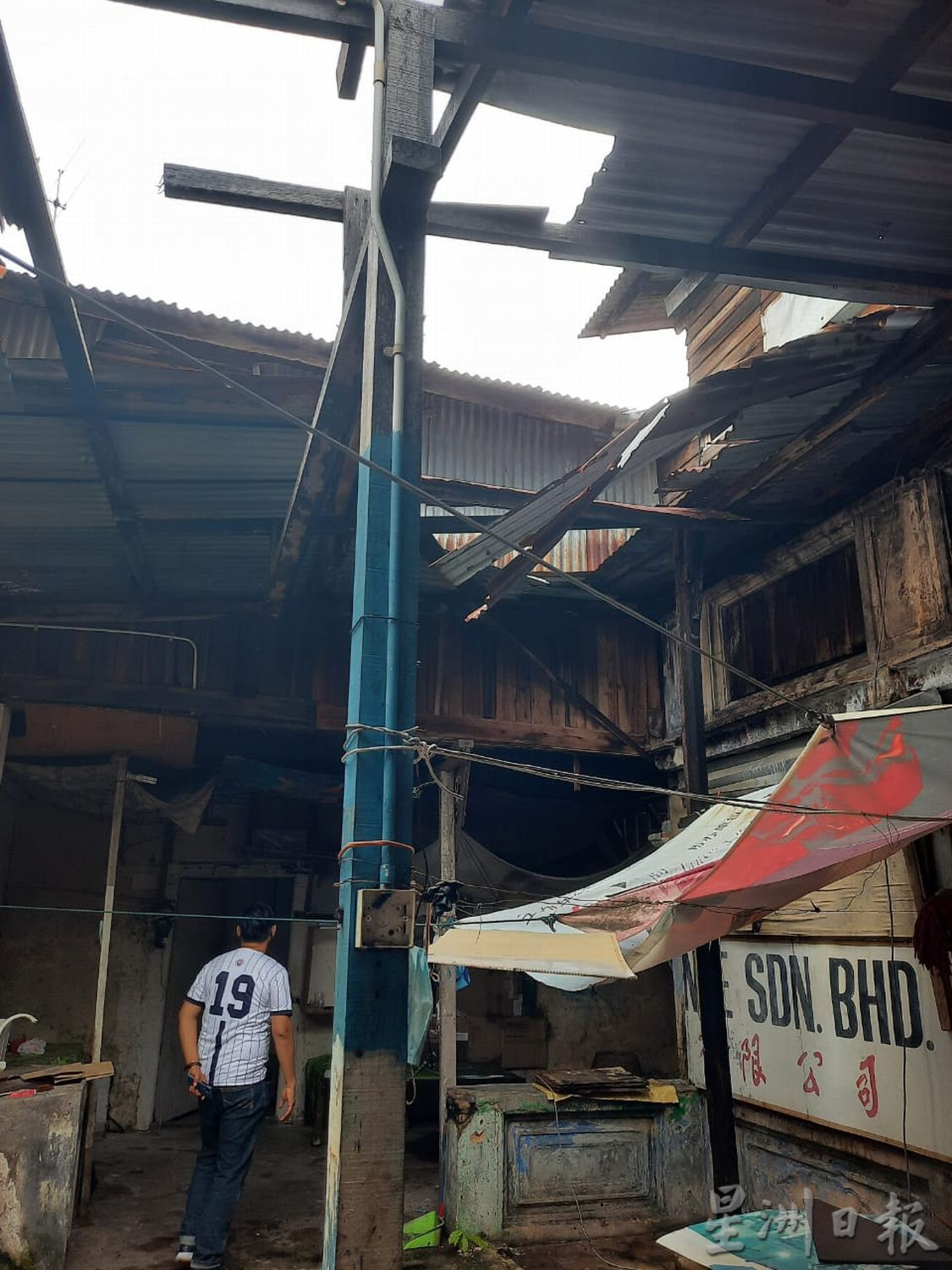 （古城封面副文）怡力老屋屋顶坍塌，屋檐窗口摇摇欲坠