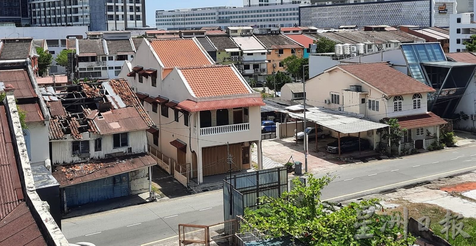 (古城封面副文)怡力老屋屋顶坍塌,屋檐窗口摇摇欲坠