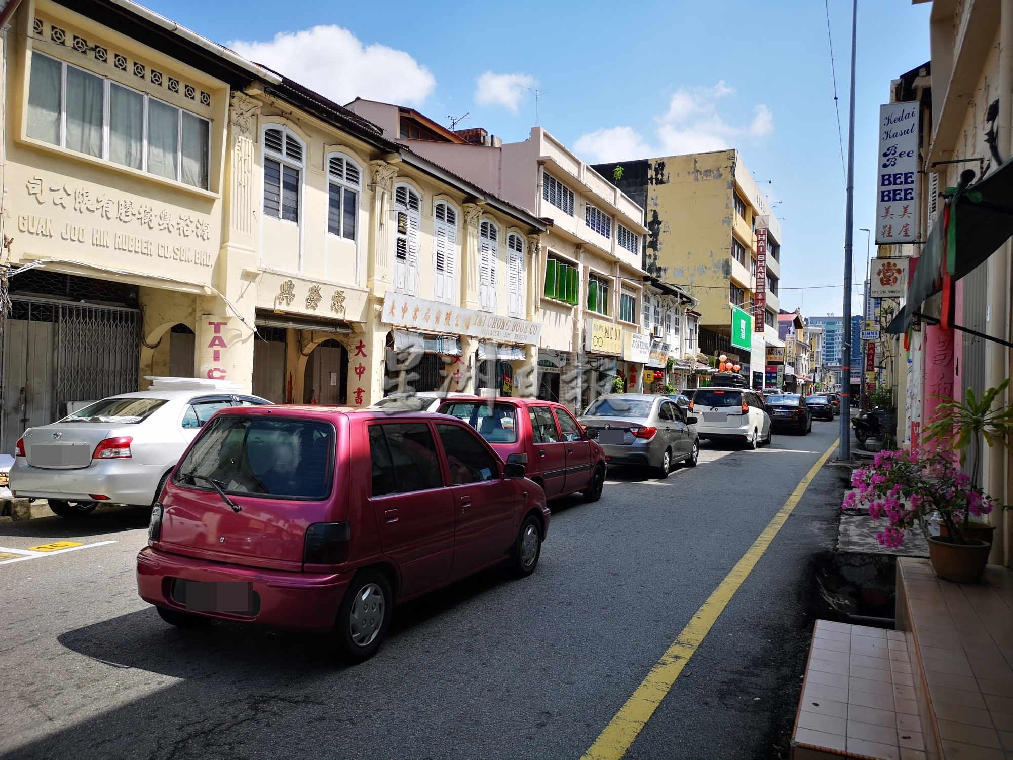 (古城第三版主文)武牙拉也街20处路面不平,威胁使用者安全