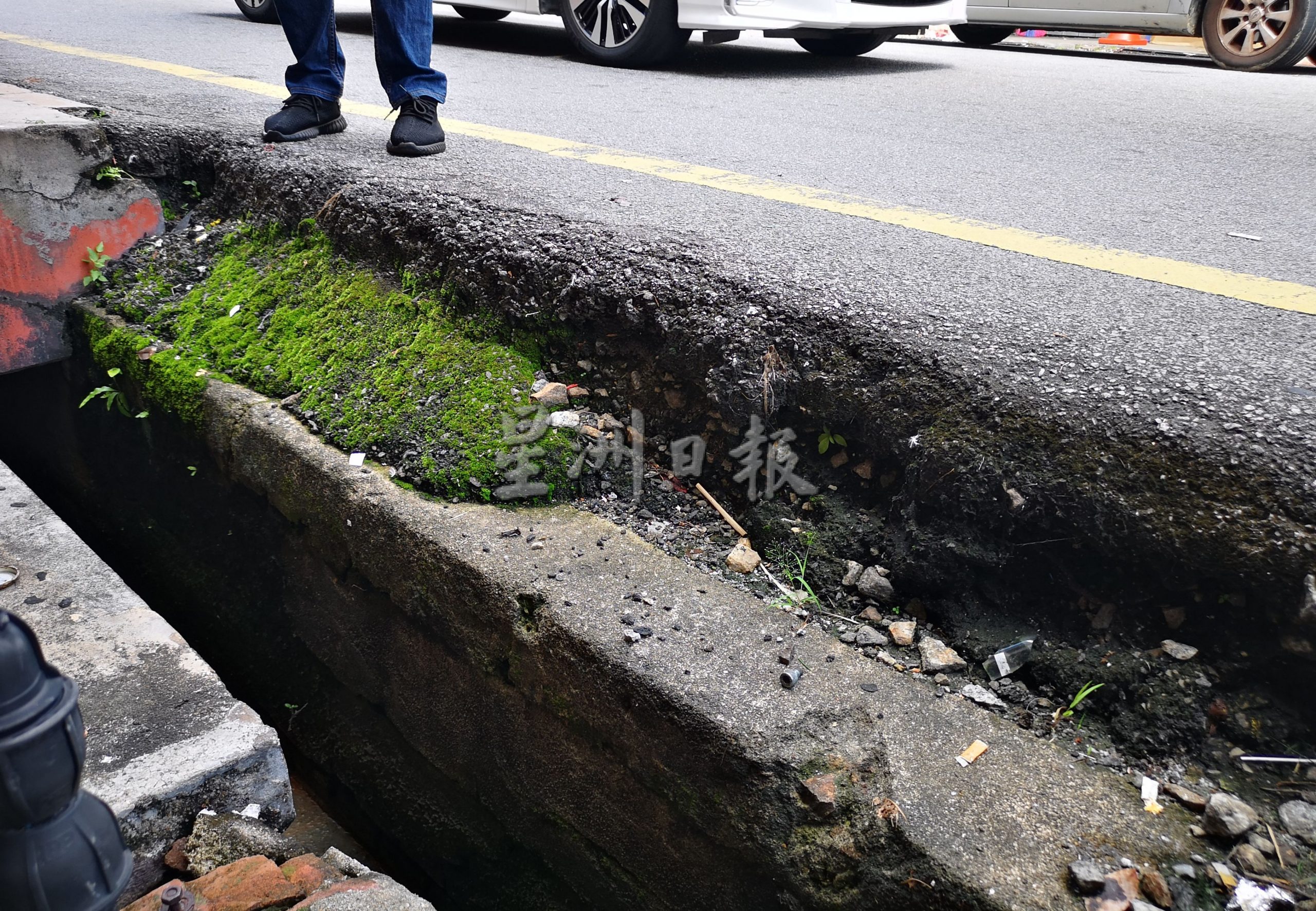 (古城第三版主文)武牙拉也街20处路面不平,威胁使用者安全