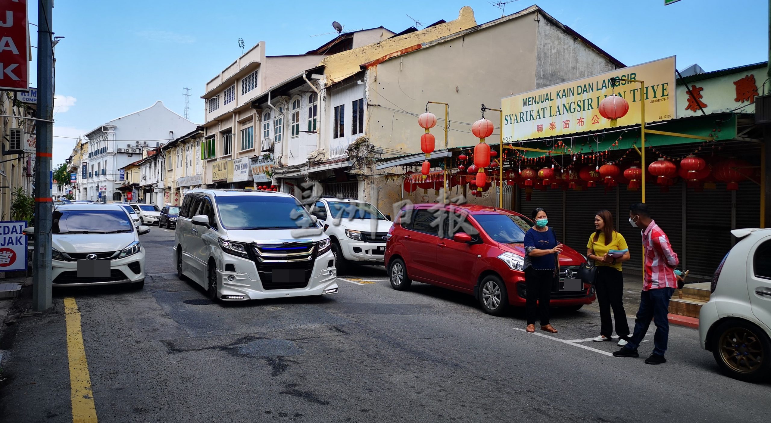 (古城第三版主文)武牙拉也街20处路面不平,威胁使用者安全